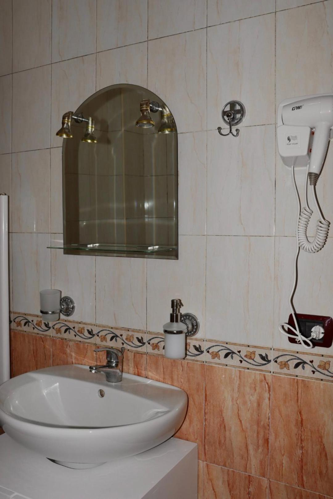 Grand Hotel Krujë Buitenkant foto