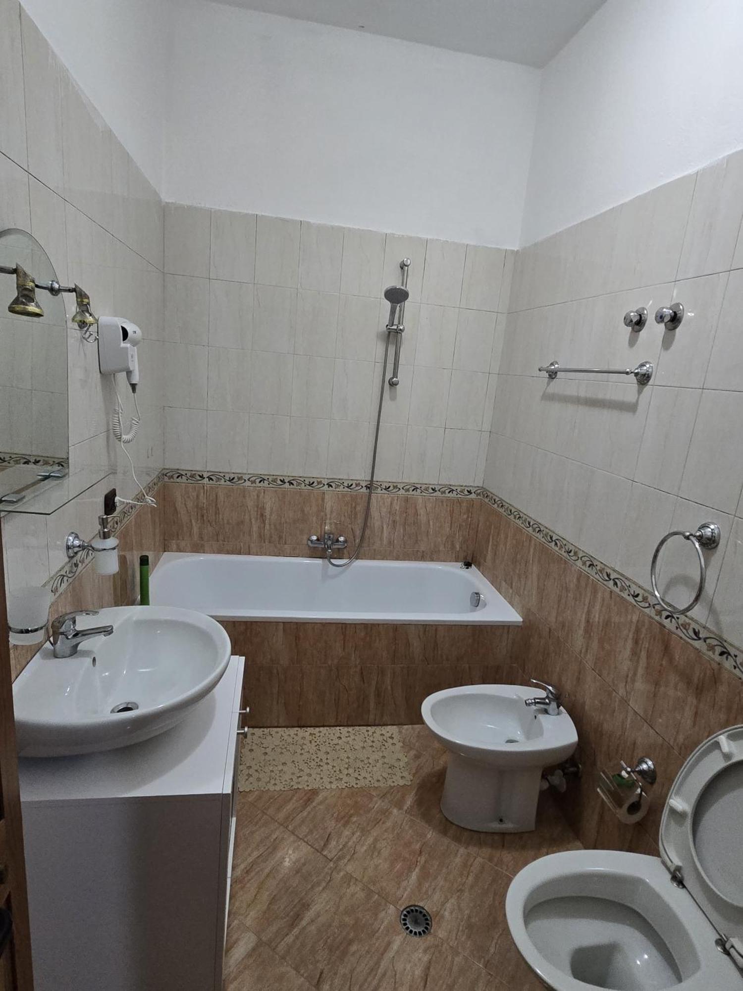 Grand Hotel Krujë Buitenkant foto