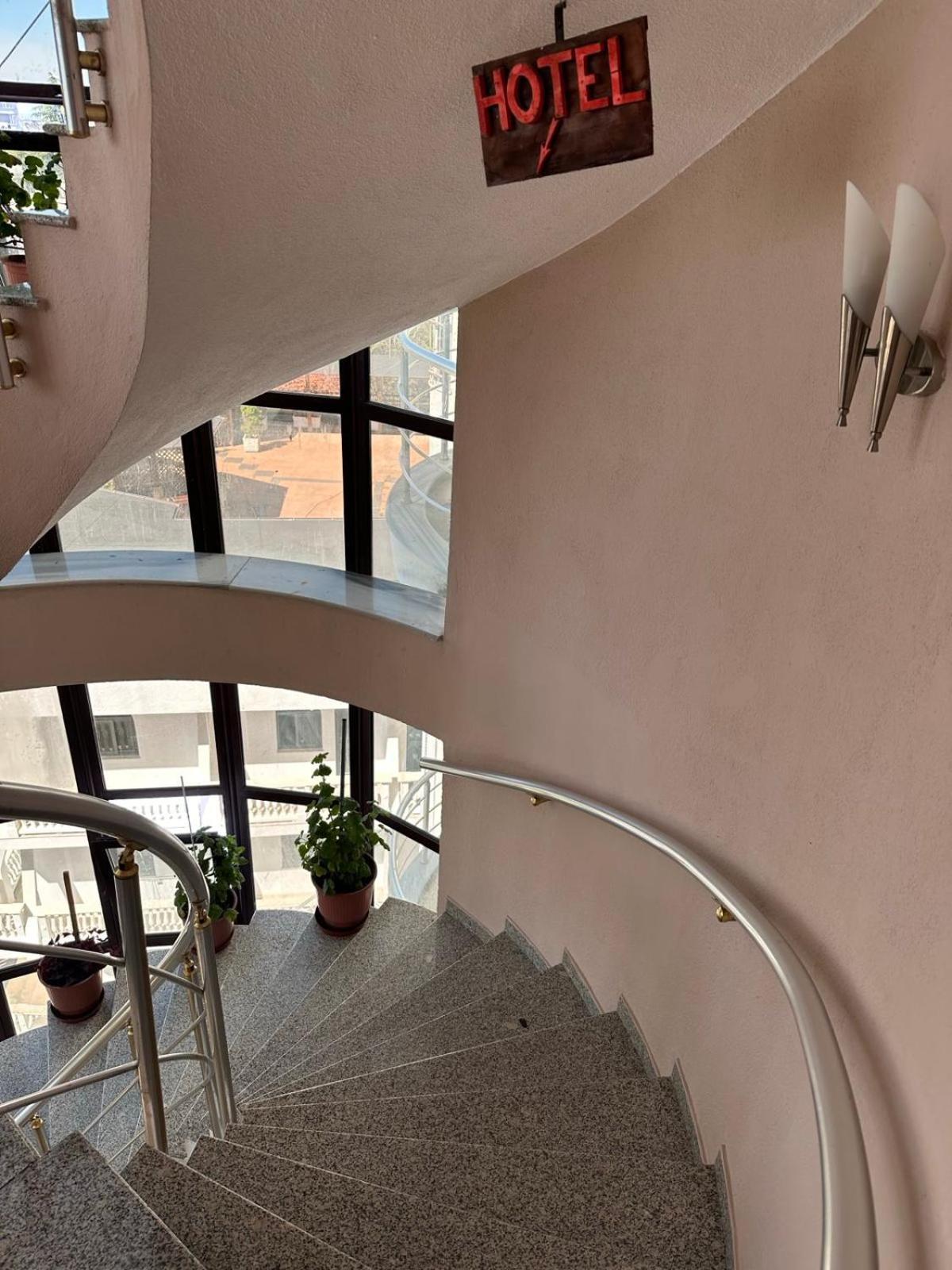 Grand Hotel Krujë Buitenkant foto