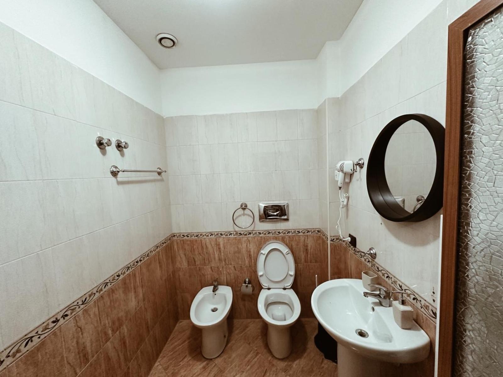 Grand Hotel Krujë Buitenkant foto